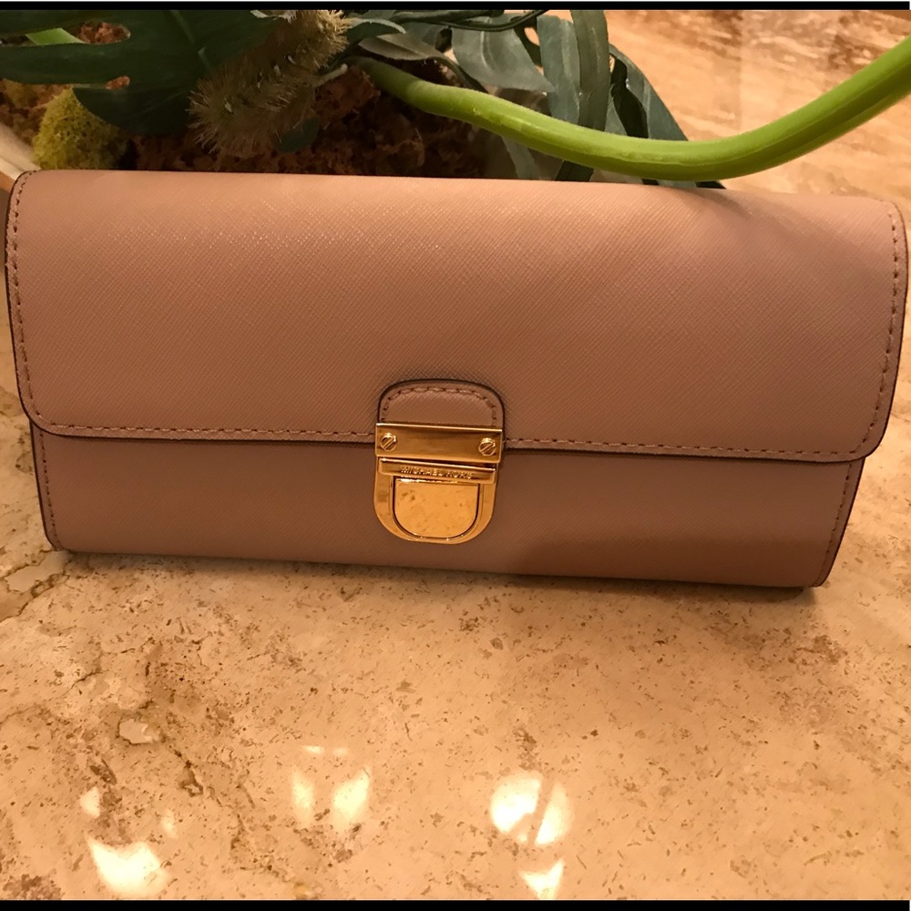 MICHAEL KORS Clutch.